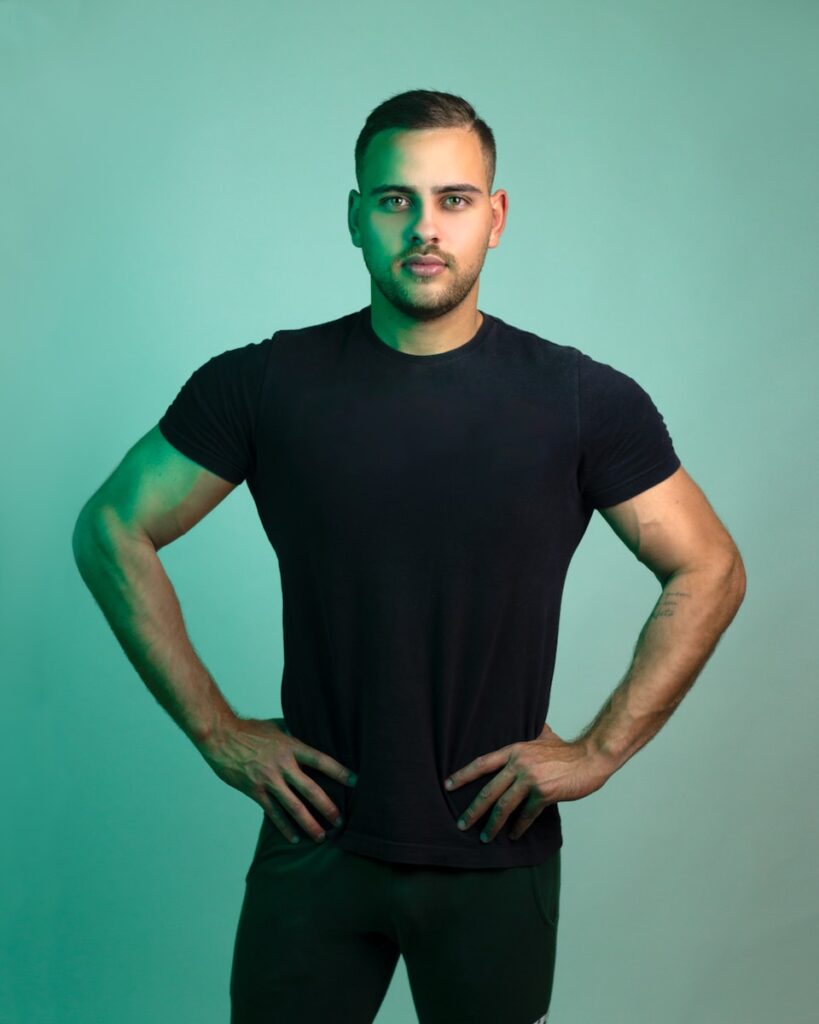 man in black crew neck t-shirt